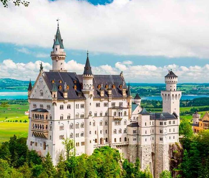 Castello di Neuschwanstein nelle Alpi puzzle online