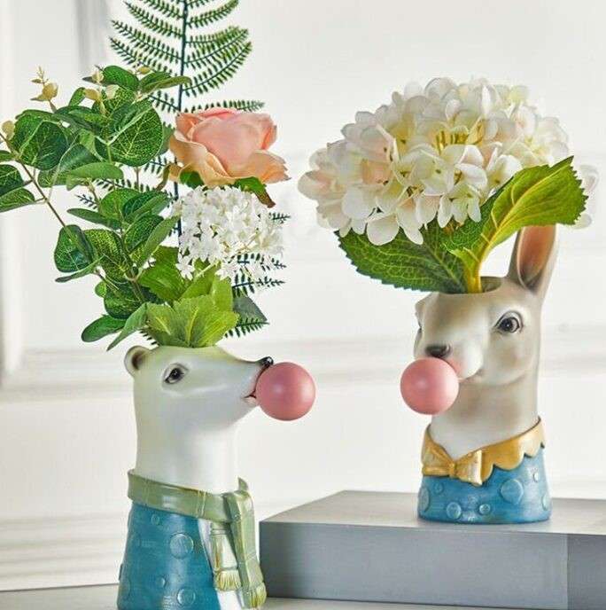 Flores en jarrones con cabezas de animales. rompecabezas en línea