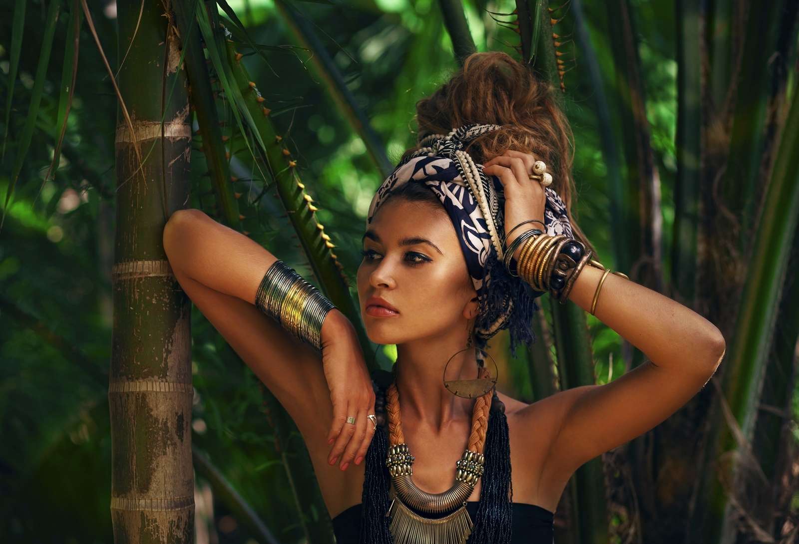 Жінка в стильних ювелірних виробах серед бамбука пазл онлайн
