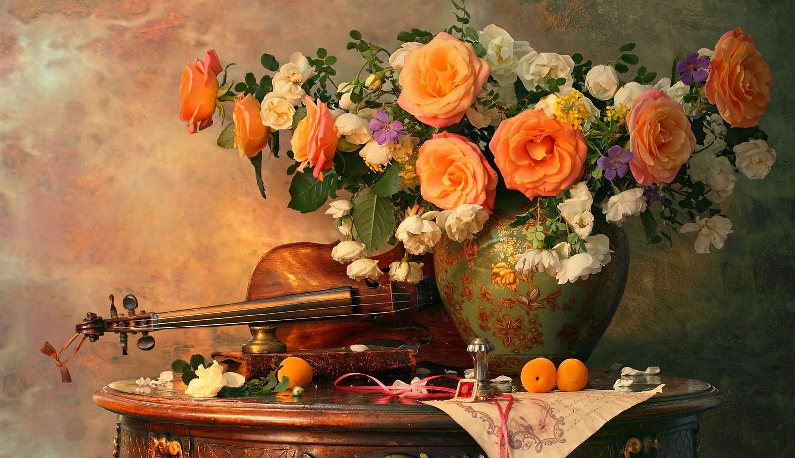 Скрипка рядом с розами в вазе пазл онлайн