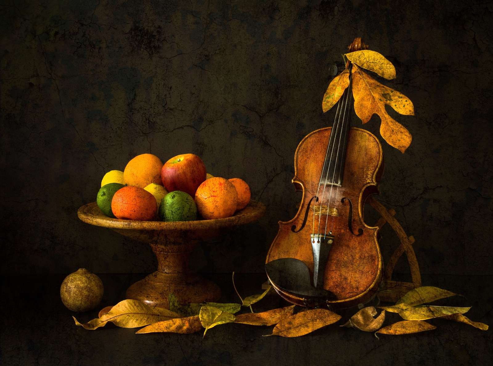 un violín junto a un plato de frutas rompecabezas en línea