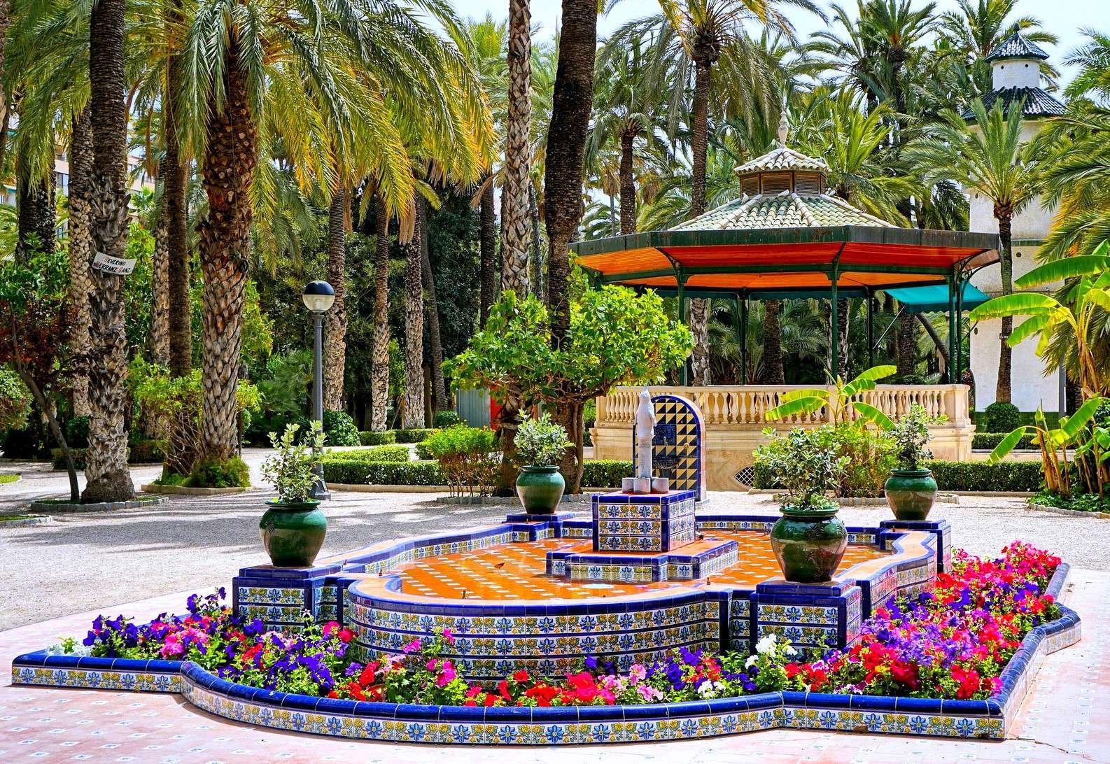 Dekorativní fontána s altánem v parku (Španělsko) online puzzle