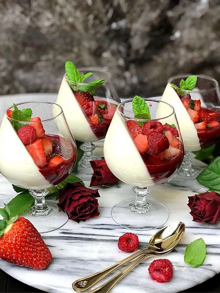 Холодний десерт з фруктами онлайн пазл