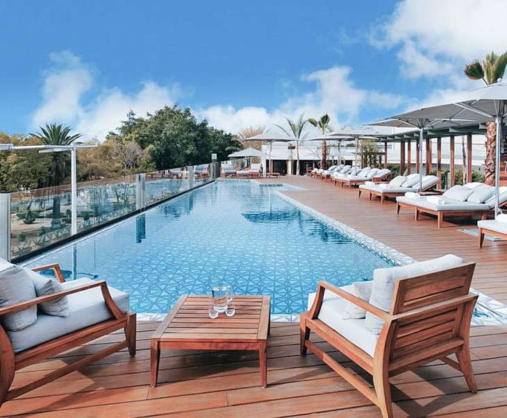 Swimming pool in a luxury hotel online puzzle