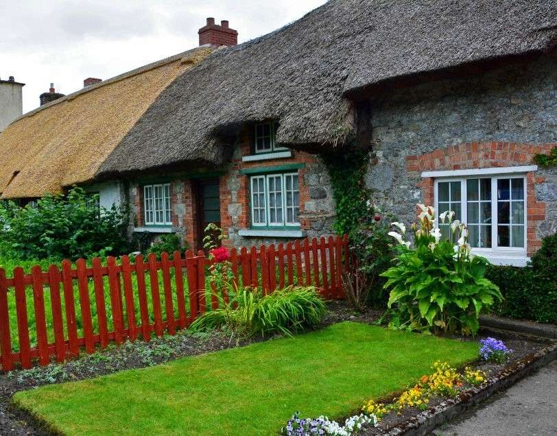 Адэр – деревня в Ирландии и дома с соломенными крышами. онлайн-пазл