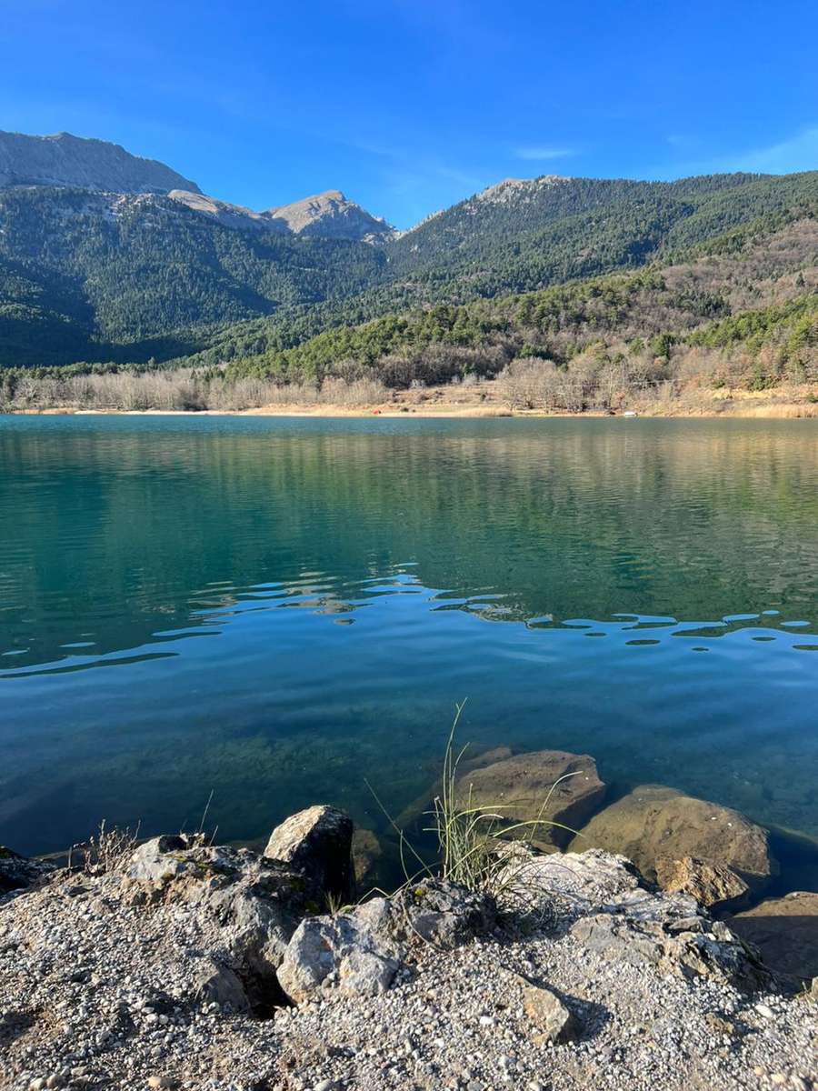 озеро на юге Греции пазл онлайн