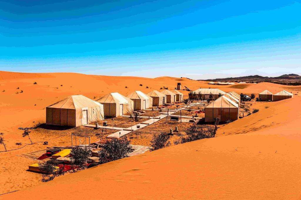 Έρημος στρατοπέδου Merzouga στο Μαρόκο στην Αφρική online παζλ