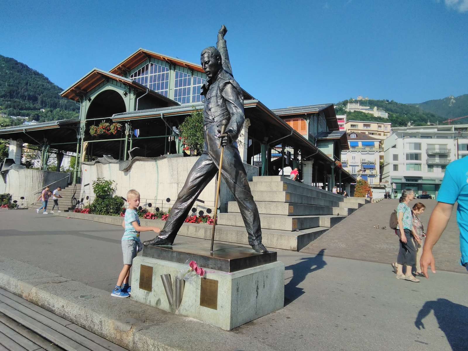 Статуя Фредди Меркьюри онлайн-пазл