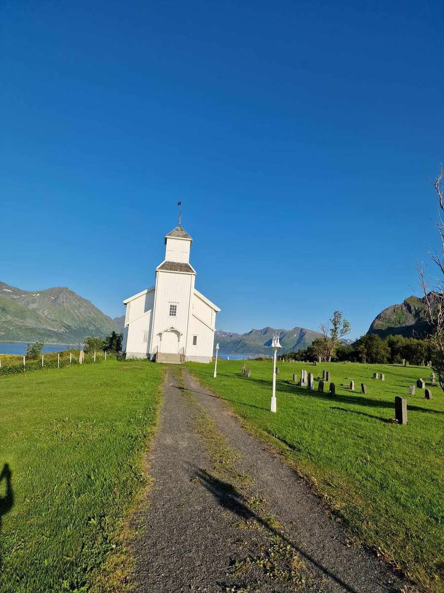 Church and cemetery Norway online puzzle