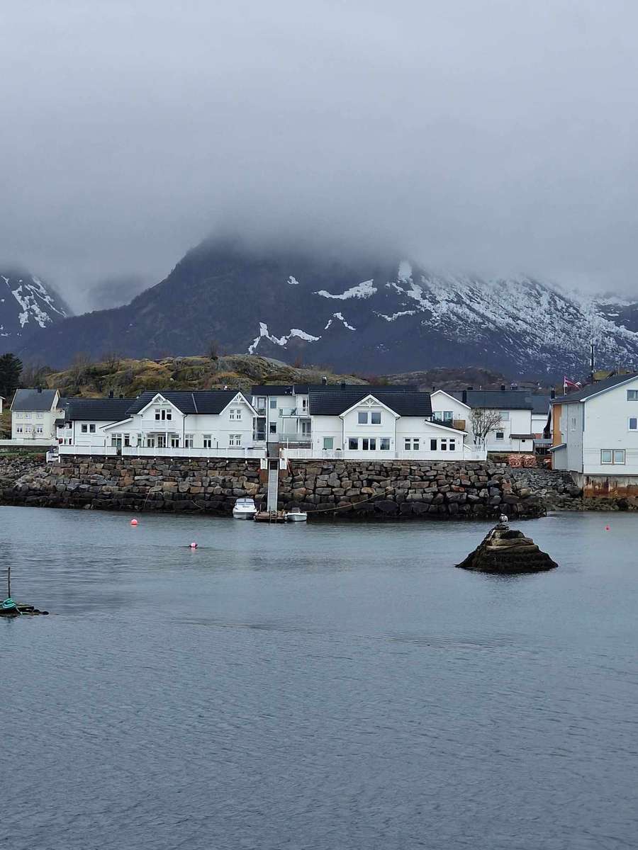 Maisons au bord de l'eau Lofoten Norvège puzzle en ligne