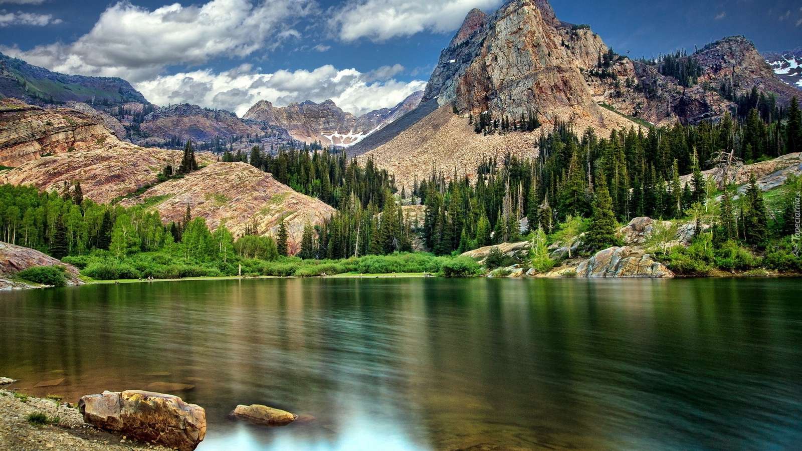 Lago perto das montanhas quebra-cabeças online