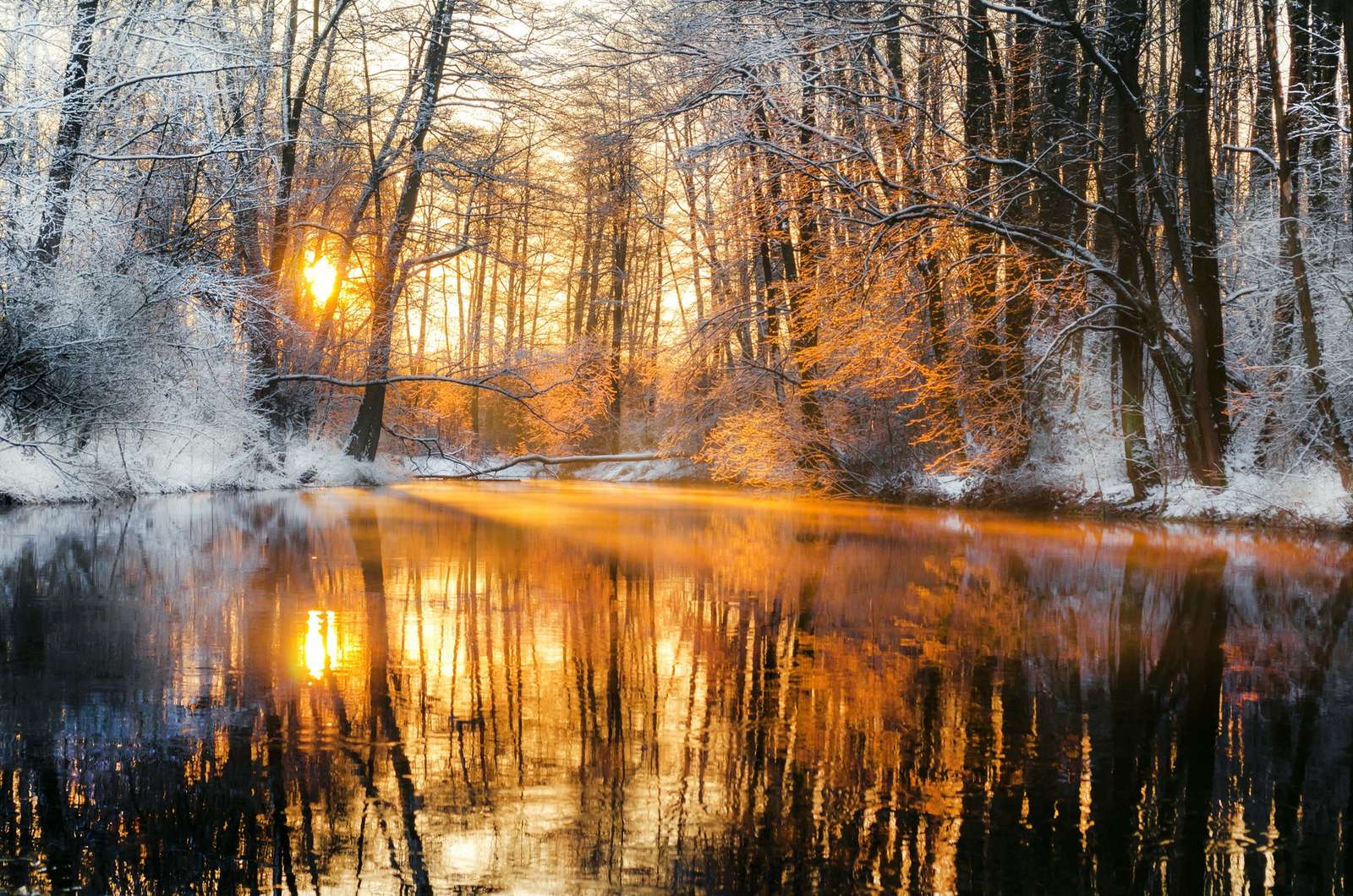 Winterzonsondergang over de rivier online puzzel