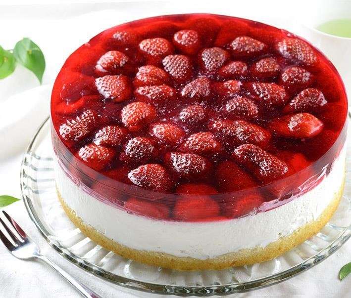 Kall cheesecake med jordgubbar och gelé pussel på nätet