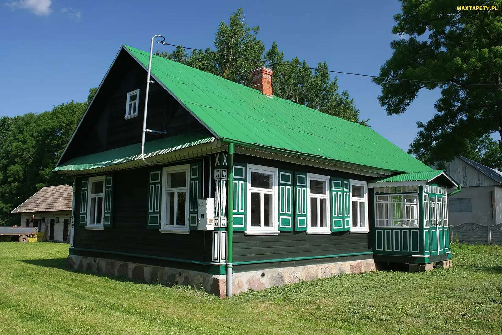Cabaña de madera verde con contraventanas rompecabezas en línea