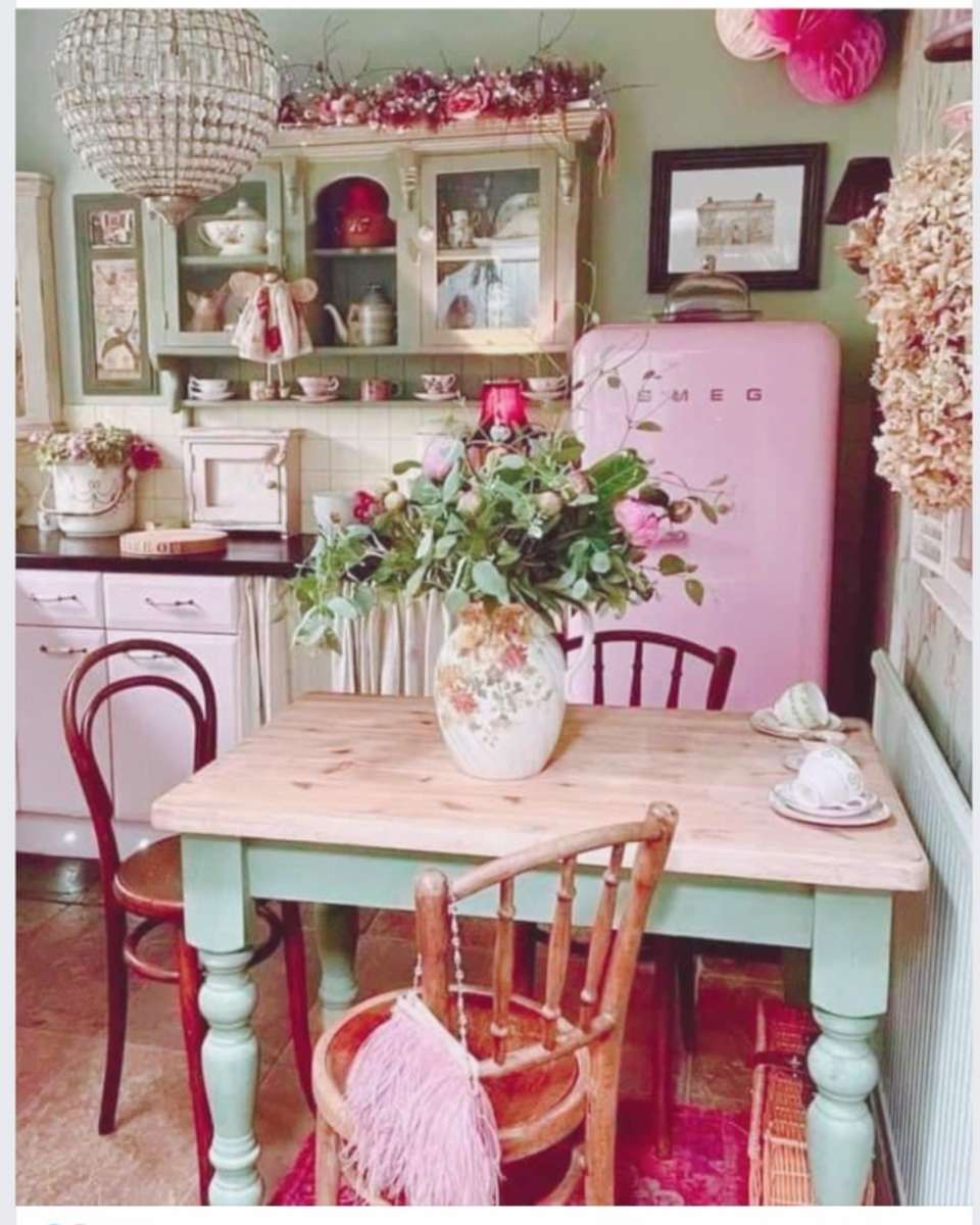 Розова кухня и цветя онлайн пъзел