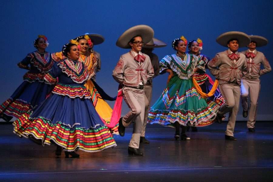 Costa e montanhas de dança folclórica equatoriana puzzle online