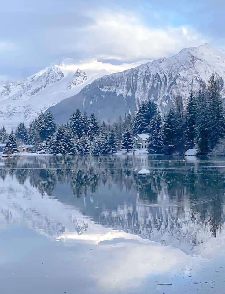 Озеро горы снег деревья пазл онлайн