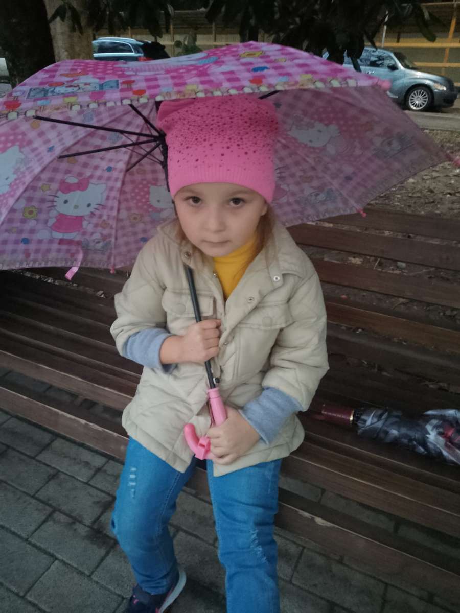 Flicka under ett paraply pussel på nätet