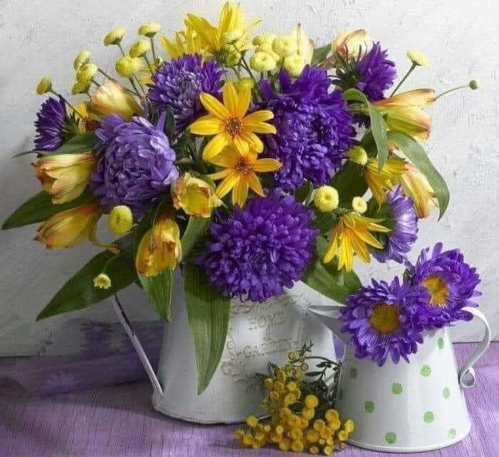 Жълти и лилави цветя в кана онлайн пъзел