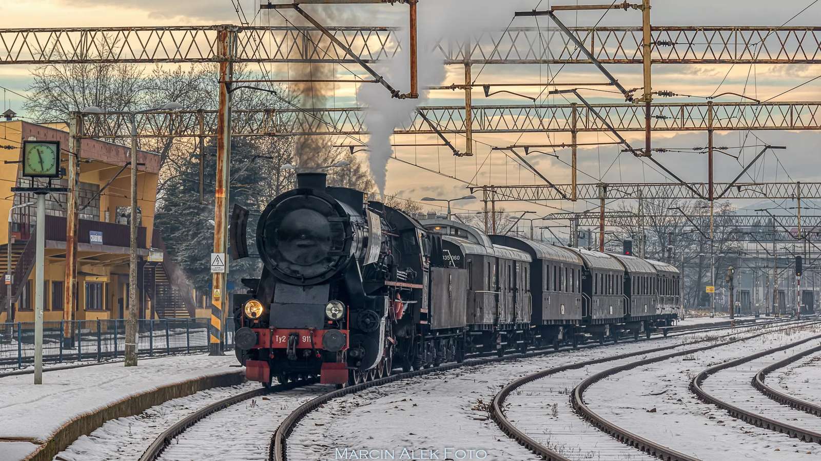 Ein Zug mit einer Dampflokomotive Puzzlespiel online
