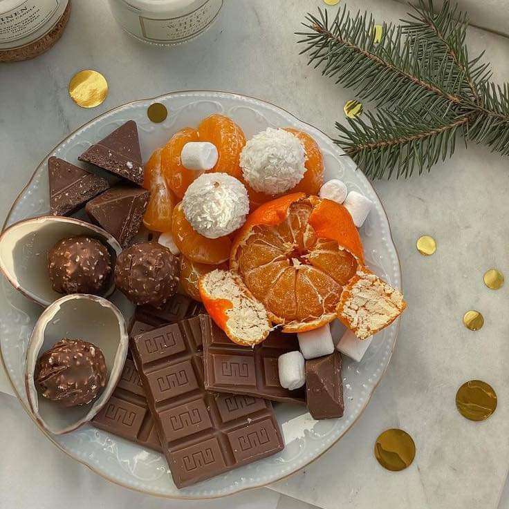 Шоколадови бонбони и мандарини онлайн пъзел