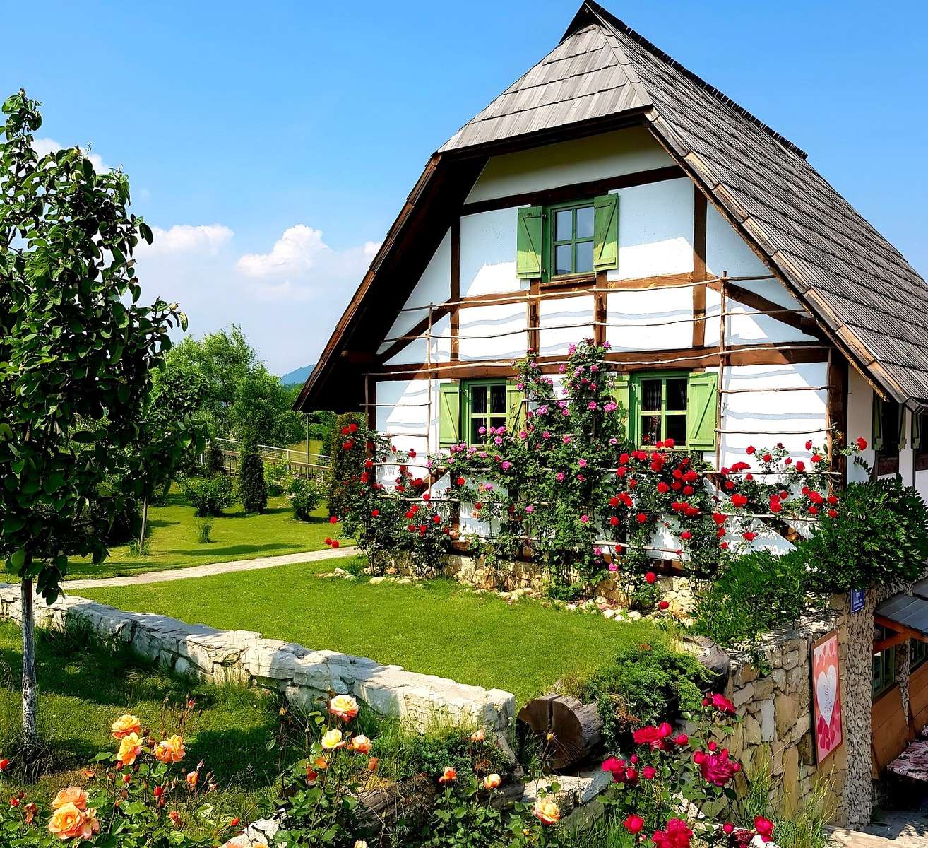 Landhaus mit grünen Fensterläden Puzzlespiel online