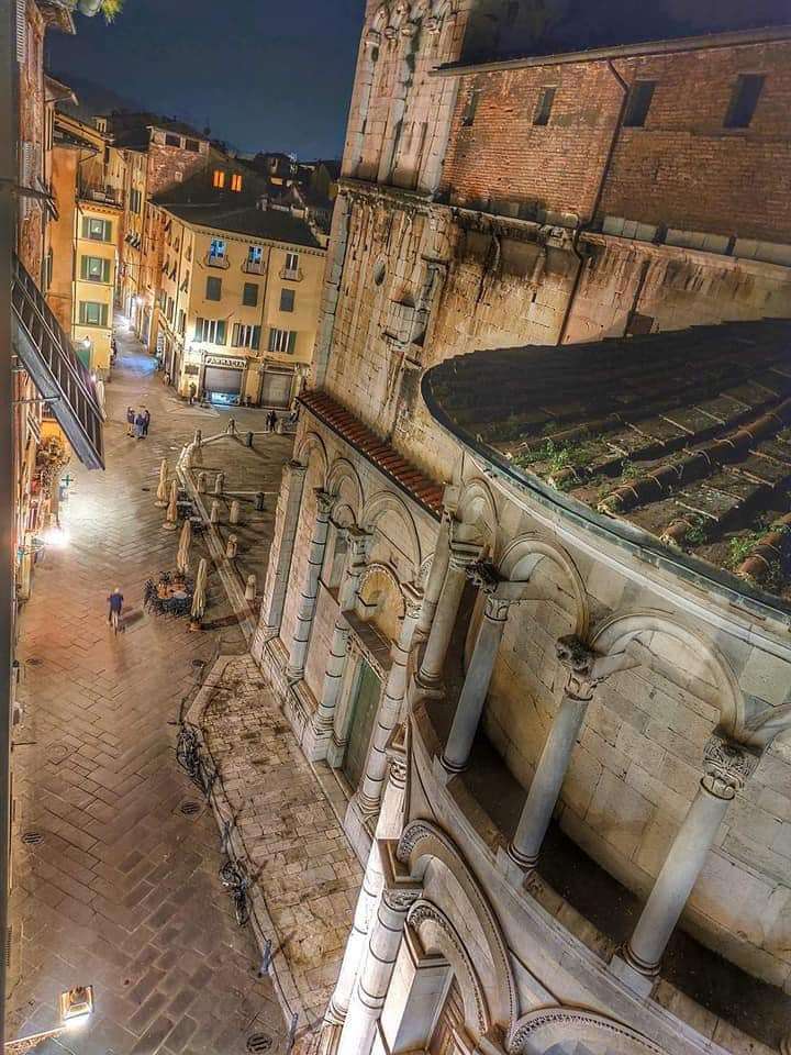 Lucca v noci skládačky online