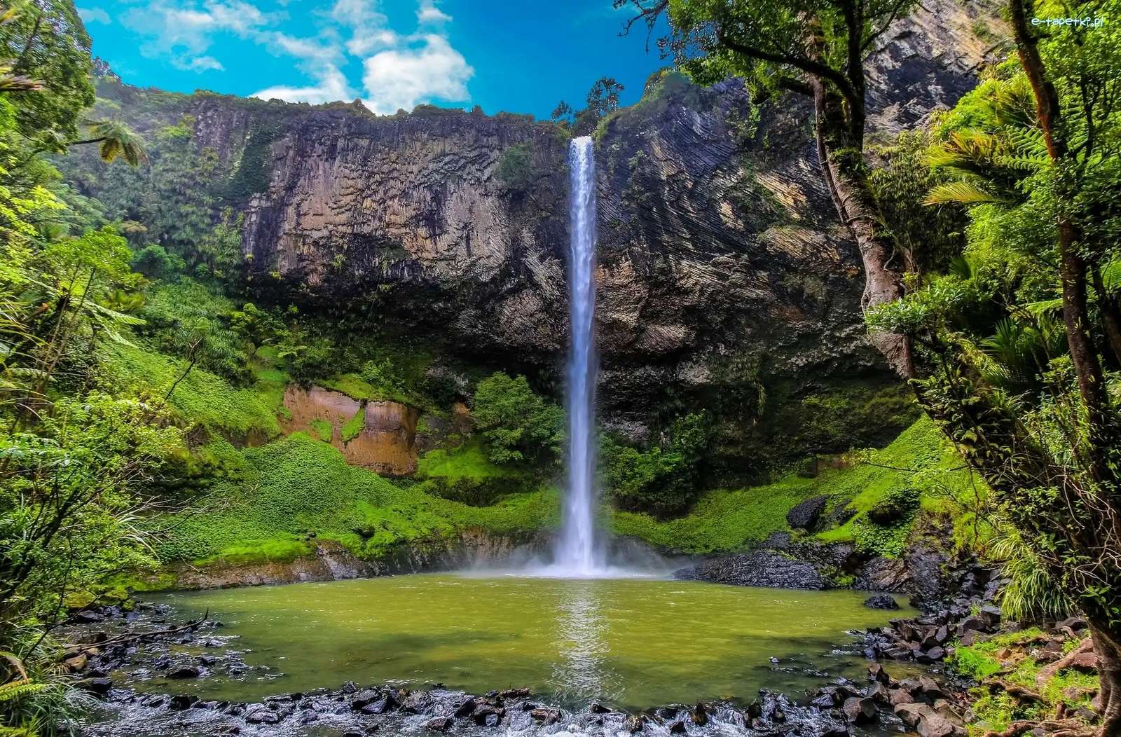 Wunderschöner Wasserfall in den Tropen Online-Puzzle