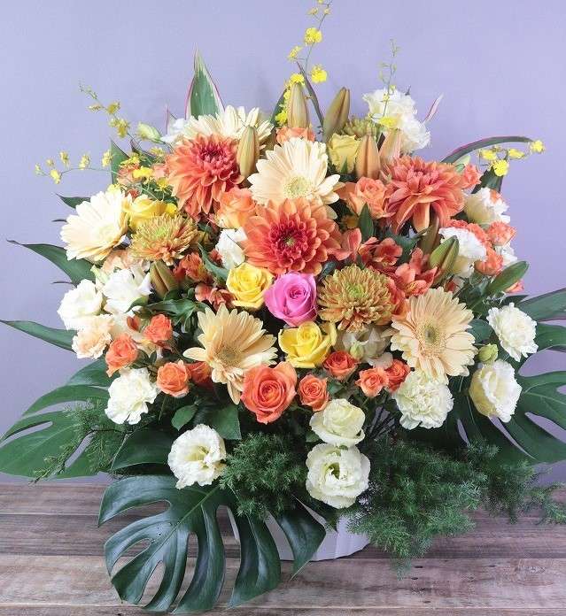 Флорална композиция от смесени цветя онлайн пъзел