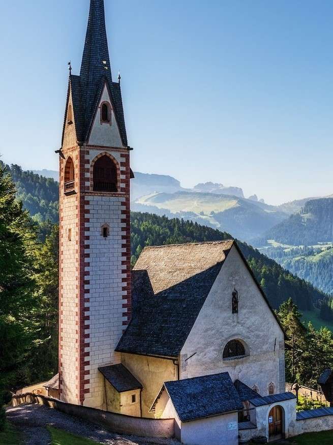 Kirche St. Jakobus auf dem Hügel Puzzlespiel online