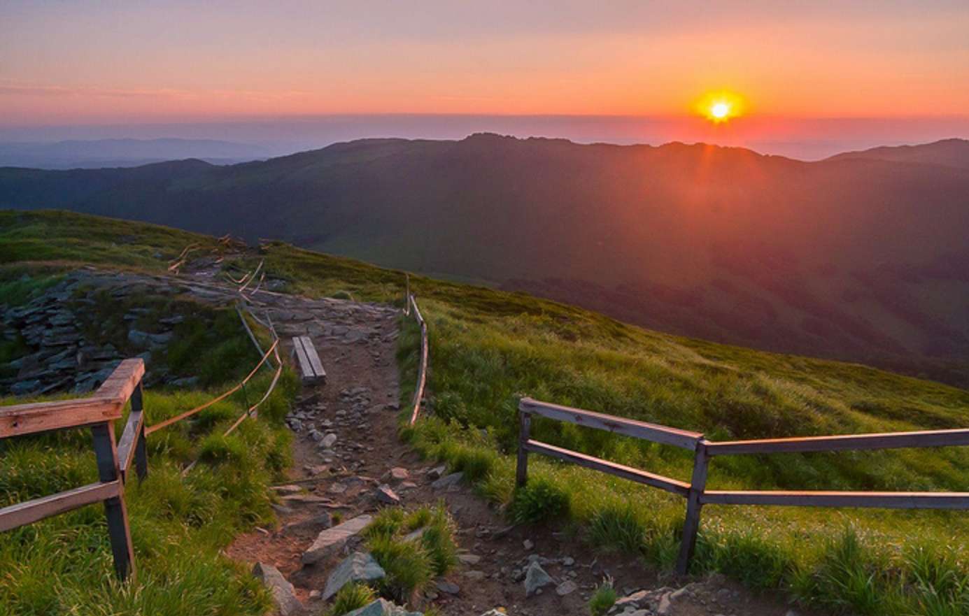 όμορφο ηλιοβασίλεμα - Πολωνικά βουνά Bieszczady παζλ online