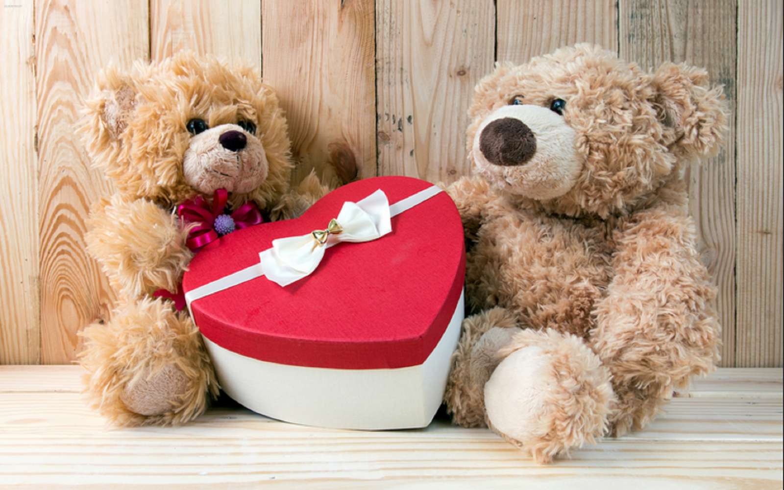 Подарки ко Дню святого Валентина – два плюшевых мишки. пазл онлайн