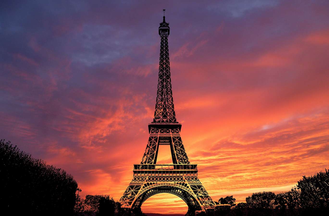 エッフェル塔と美しい色鮮やかな夕日 オンラインパズル