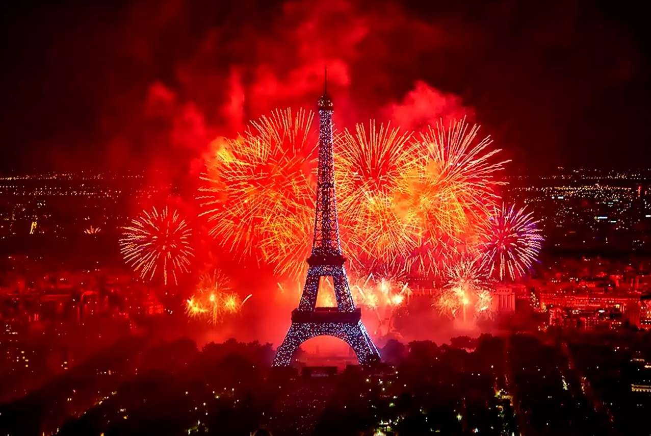Eiffelturm und wunderschönes buntes Feuerwerk Puzzlespiel online