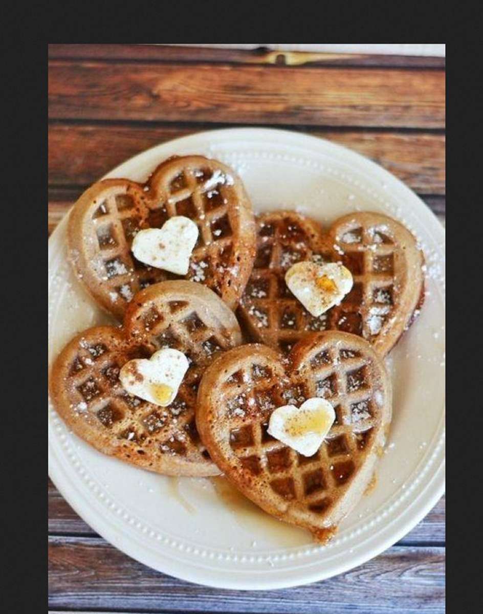 вкусные вафли на завтрак ко Дню святого Валентина. онлайн-пазл