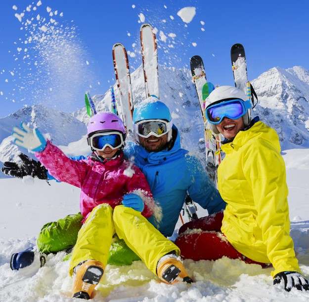 Familie in de bergen skiën legpuzzel online