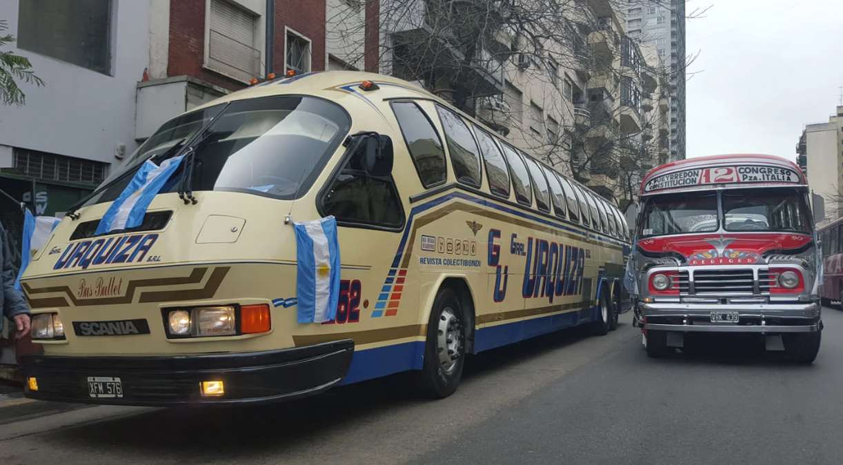 Модерен автобус и исторически автобус онлайн пъзел