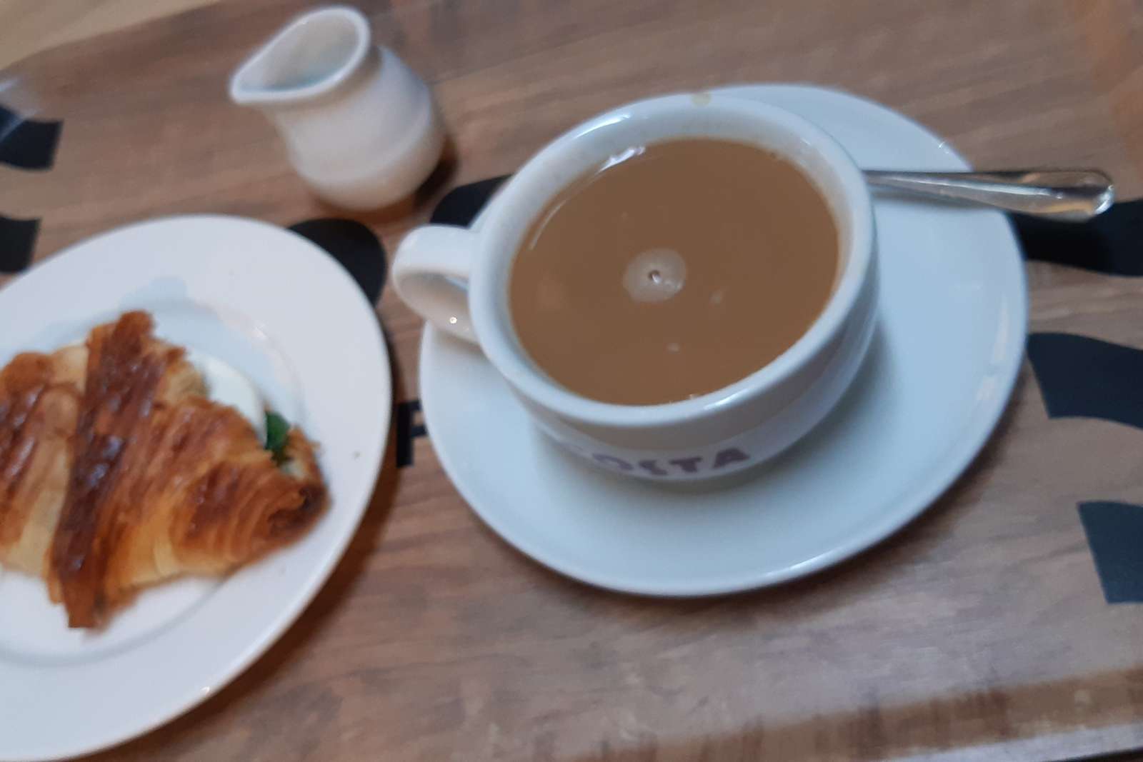 koffie met melk en een croissant online puzzel