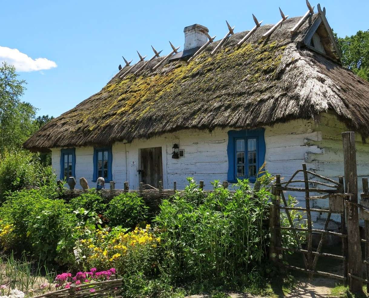Antiga casa de campo com telhado de palha puzzle online