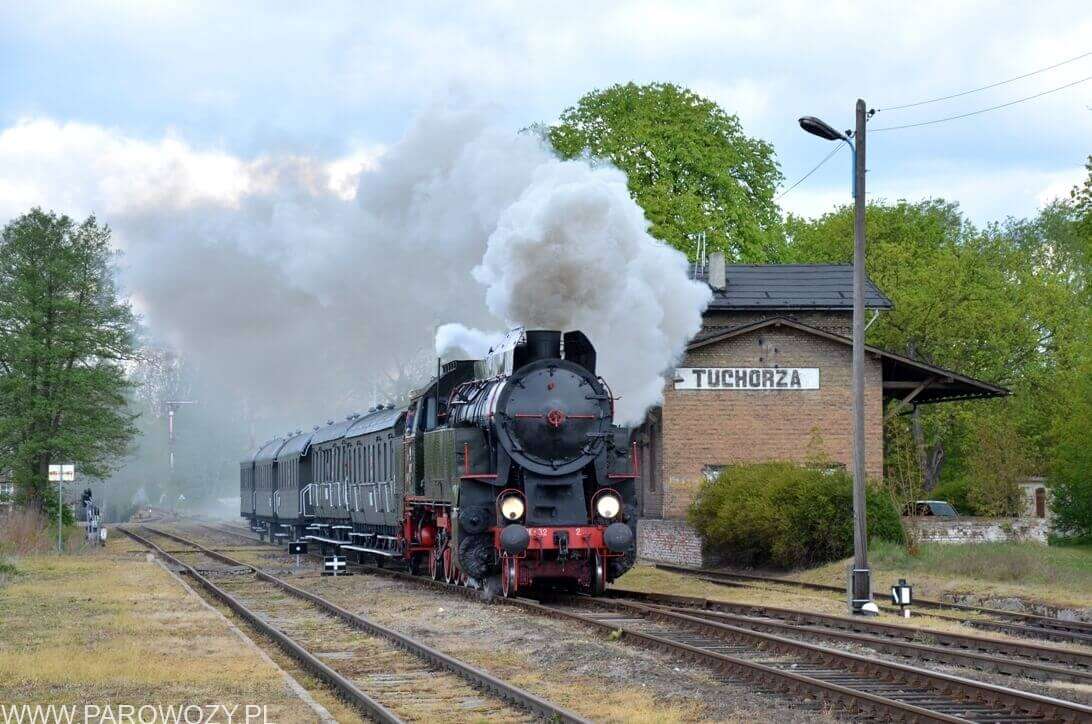 El tren debajo de la locomotora de vapor. rompecabezas en línea