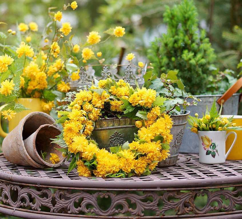 Венок из весенних цветов пазл онлайн