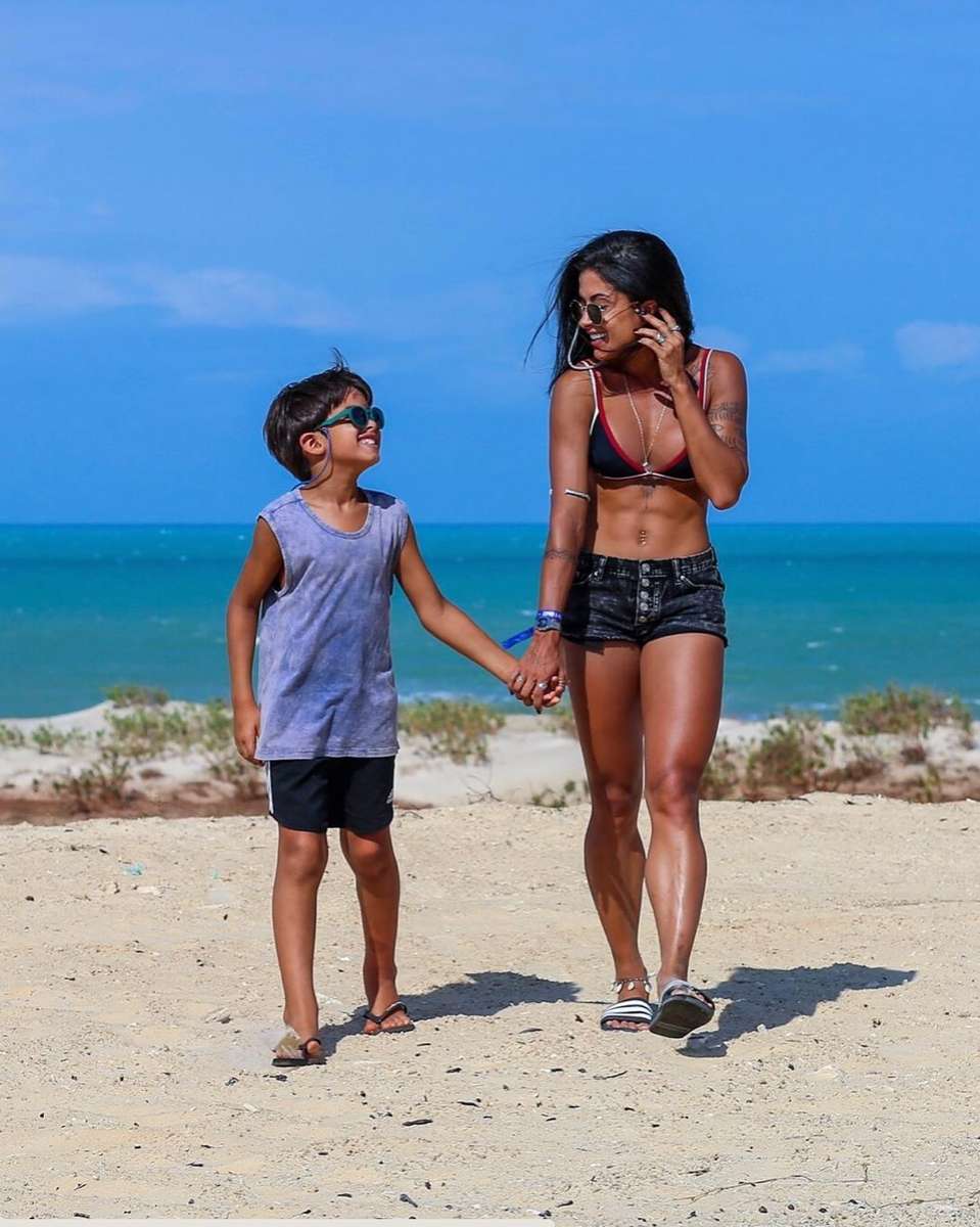 Chlapec a dívka procházky po pláži skládačky online