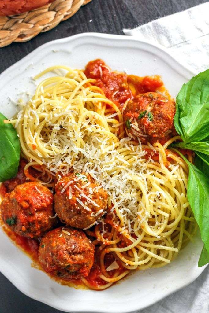 Спагетті та фрикадельки на вечерю онлайн пазл
