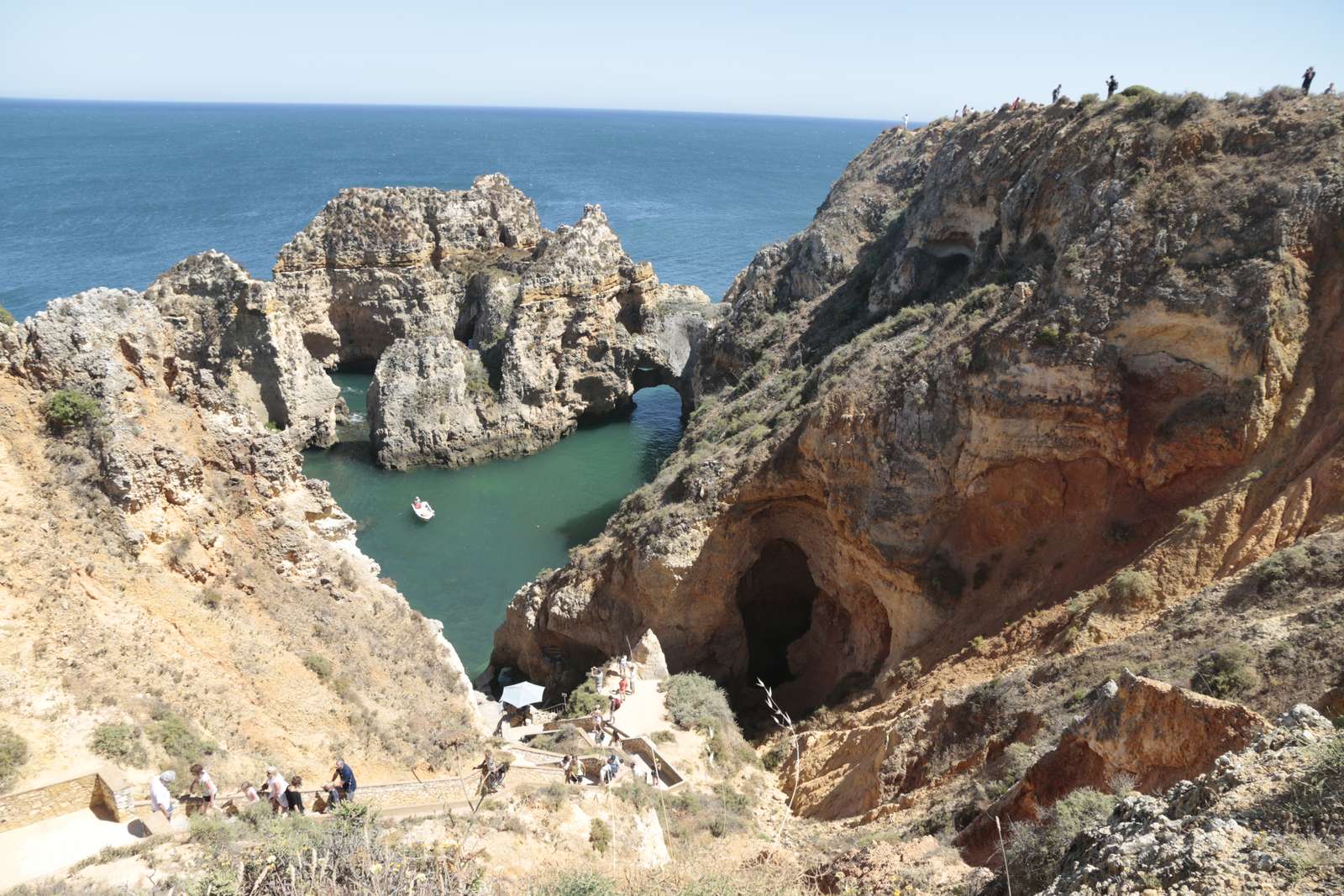 Скали с платноходка край морето онлайн пъзел