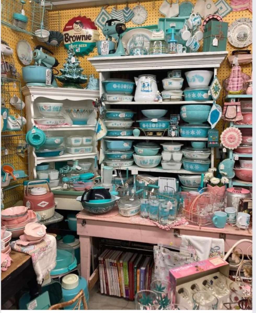 Vintage turquoise and pink Pyrex. jigsaw puzzle online