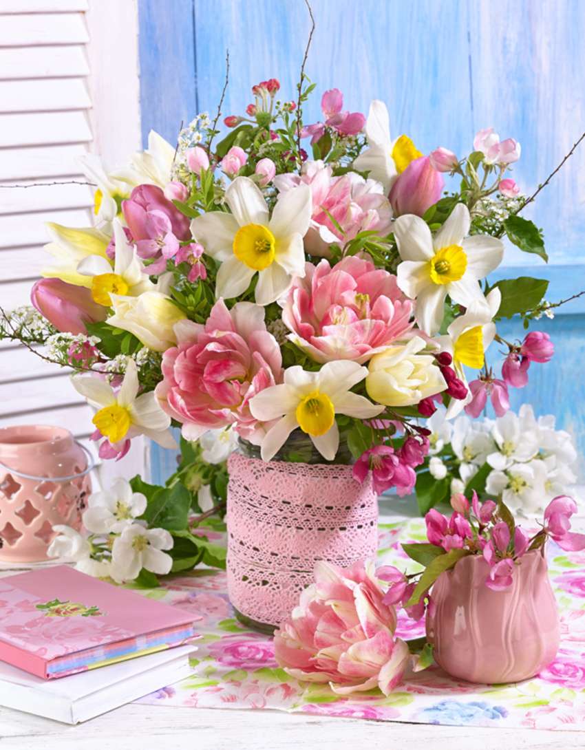Célébrons Pâques: somptueuses fleurs printannières пазл онлайн
