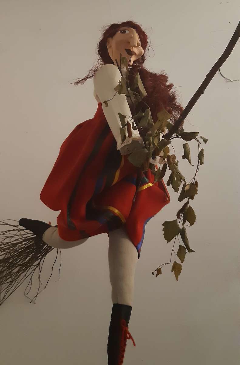 лялька Баби Яги на мітлі пазл онлайн