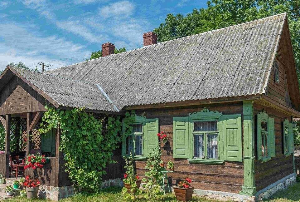 Ένα ξύλινο εξοχικό σπίτι στο Podlasie online παζλ