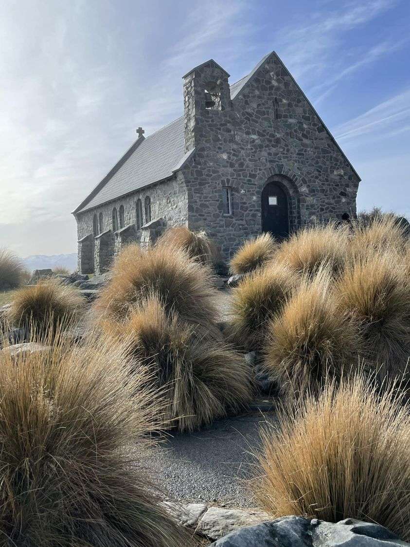 Църква в подножието на планината NZ онлайн пъзел