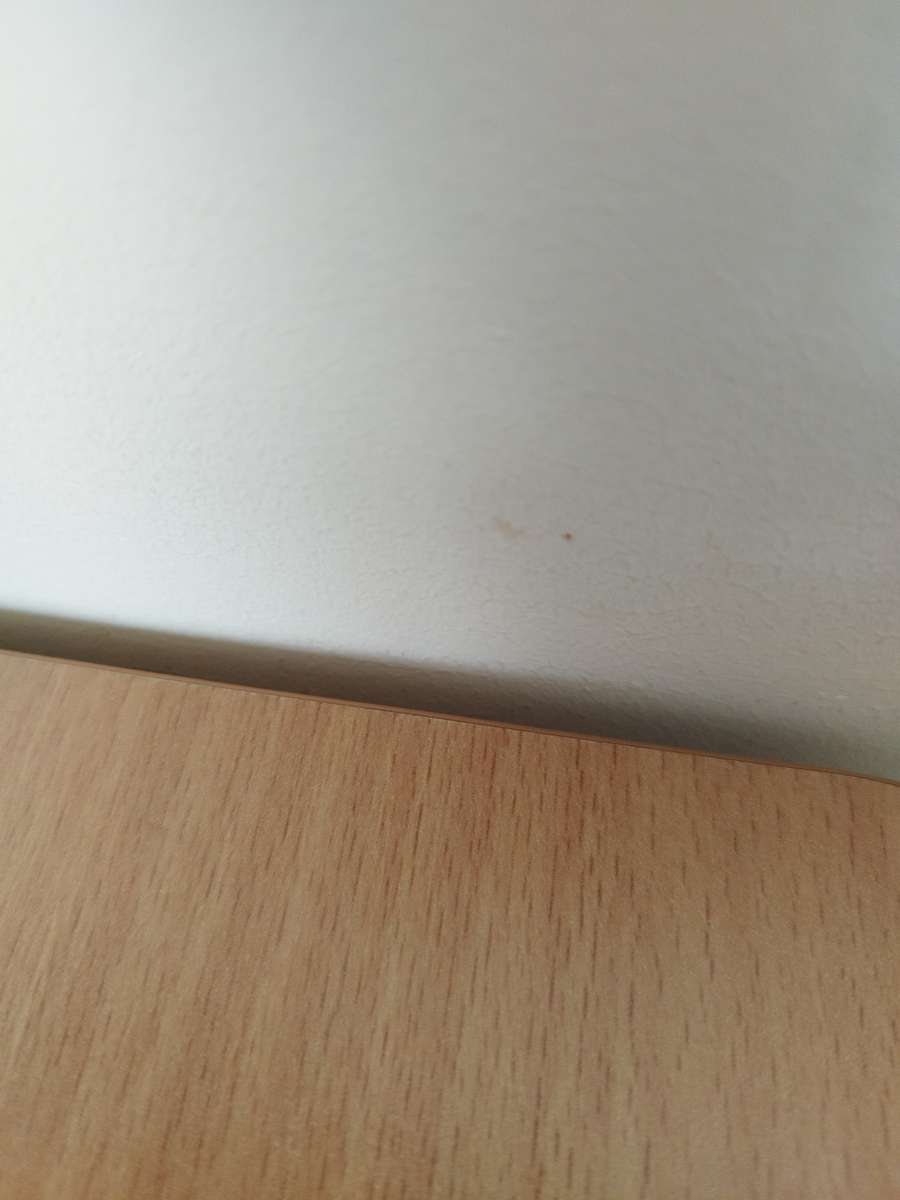 En bit skrivbord och en vägg pussel på nätet